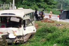 Bất ngờ lật nhào giữa đường, xe tải bị xe khách tông nát