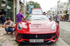 Siêu xe Ferrari F12 bản độ nhập Dubai ra biển số Sài Gòn