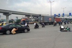 Cụ ông 74 tuổi nhập viện khi va chạm với ô tô 4 chỗ