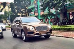 Bắt gặp Bentley Bentayga chính hãng đầu tiên ra biển trắng "Thần Tài Lớn"