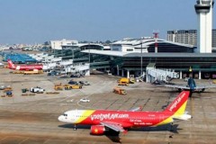 Tàu bay tranh nhau chỗ đỗ