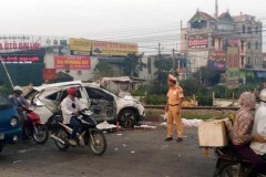 Hà Nội: Ô tô bị tàu hỏa húc văng, 5 người tử vong