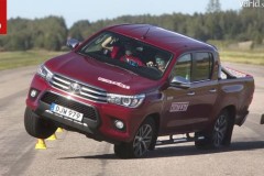 [VIDEO] Toyota Hilux suýt bị lật trong màn thử nghiệm tránh chướng ngại vật