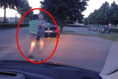 Đụng độ khi lái xe, người đàn ông lôi từ cốp xe ra 1 thứ, kết quả không thể tin nổi