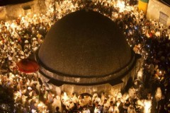 Bên trong nhà thờ chứa mộ Chúa Jesus