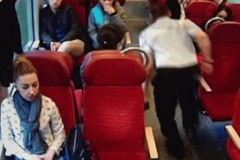 Chỉ còn 3s để sống! Người lái tàu nhanh trí đã cảnh báo hành khách như thế nào?