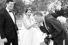 Chụp ảnh cưới bất ngờ gặp Tom Hanks, đôi vợ chồng có bộ… 3 người thật ý nghĩa