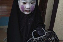 Cô bé hóa trang thành Vô Diện vào dịp Halloween khiến bạn bè ở trường học phát khóc