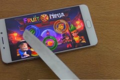 D&#249;ng dao gọt tr&#225;i c&#226;y chơi Fruit Ninja tr&#234;n m&#224;n h&#236;nh F1 Plus