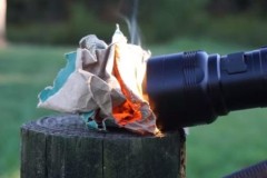 Đèn pin siêu mạnh có thể đốt cháy giấy và nấu chín thức ăn