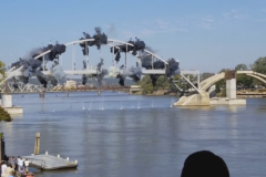 Dùng thuốc nổ phá cầu và cái kết không ngờ