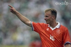 [FIFA Online 3] Chàng tiền đạo sợ đi máy bay Dennis Bergkamp bá đạo như thế nào?