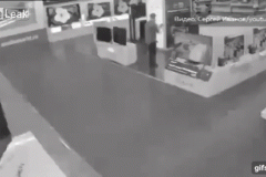 Game thủ mải bắt Pokemon GO làm vỡ cả TV đắt tiền