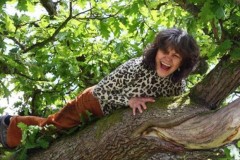 Gặp lại người phụ nữ “sống với đàn khỉ” trong rừng từ lúc lên 5