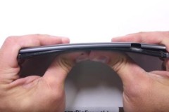 LG V20 thử nghiệm bẻ cong, đốt lửa v&#224; c&#224;o xước