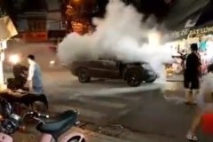 Mercedes Benz GL450 cháy giữa phố cổ