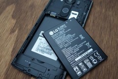 Smartphone cao cấp c&#243; n&#234;n d&#249;ng thiết kế với pin th&#225;o rời?