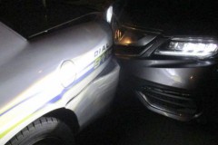 T&#244;ng v&#224;o xe cảnh s&#225;t v&#236; mải selfie ngực trần gửi người y&#234;u