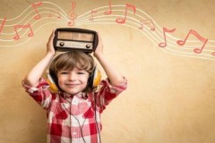 Tại sao điện thoại cần dùng tai nghe để nghe đài FM?