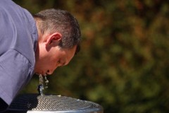 Thiết bị biến không khí thành nước sạch bằng năng lượng mặt trời