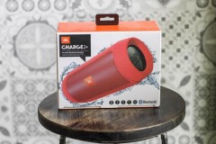 Tr&#234;n tay JBL Charge 2 Plus: Khuấy đảo &#226;m nhạc bất chấp mưa