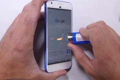 Tra tấn Google Pixel bằng dao, kéo, lửa và bẻ cong