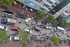 Va chạm với Ford EcoSport, Kia Caren lật nghiêng giữa phố Hà Nội