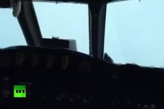 Video: Xem cảnh phi công lao thẳng vào tâm siêu bão Matthew