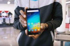 Xem video tr&#234;n tay mẫu smartphone kh&#244;ng viền m&#224;n h&#236;nh Mi MIX