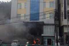 Quảng Ninh: Ô tô 5 chỗ bất ngờ bốc cháy trước cổng Công an phường Cửa Ông