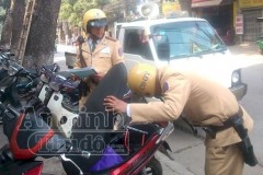 Giấu côn ba khúc điều khiển xe không giấy tờ