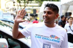 Thi đứng im và đặt tay lên xe Subaru để nhận chiếc xe trị giá 1,1 tỷ đồng