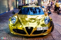 Alfa Romeo 4C Launch Edition ở Sài Gòn dán decal vàng theo phong cách dân chơi Dubai