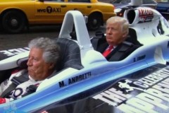 [VIDEO] “Cụ ông” Donald Trump phi xe đua cực ngầu tới Nhà Trắng