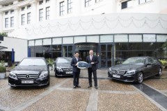Mercedes-Benz bàn giao lô xe E-Class cho khách sạn Hilton Hà Nội Opera