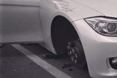 Đỗ trong bệnh viện, bánh trước xe BMW "không cánh mà bay"