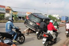 "Xế hộp" leo dải phân cách, nhiều người trên xe hú vía