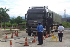 Tổ công tác xử lý xe quá tải bị côn đồ chửi bới, gây gổ