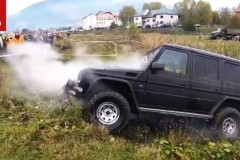 [VIDEO] Phải làm gì để tàn phá được một chiếc Mercedes G-Class?