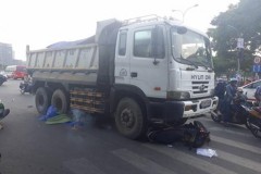 Xe máy va chạm với xe ben, cụ bà bị cán tử vong