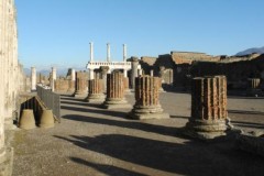 Cặp vợ chồng bị chôn vùi bởi dung nham núi lửa, không tách rời sau cả ngàn năm