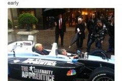 Donald Trumph tới Nhà Trắng bằng xe công thức 1