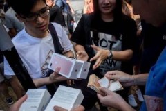 Cô gái đổi được ngôi nhà từ 20 chiếc iPhone 7 của 20 bạn trai