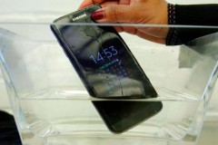 Đ&#226;y l&#224; nguy&#234;n nh&#226;n smartphone tại Nhật đều phải chống nước