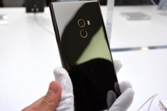 Đập hộp Xiaomi Mi MIX, smartphone với viền cạnh biến mất