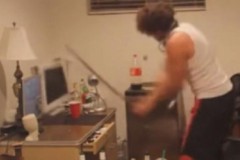 Game thủ kích động đập cả máy tính vì chơi thua