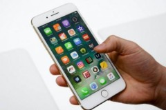 Apple khuyến cáo hạn chế áp sát tai khi gọi điện bằng iPhone 7