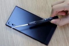 Mặt kính camera LG V20 dễ xước vỡ, vậy còn Xperia XZ thì sao