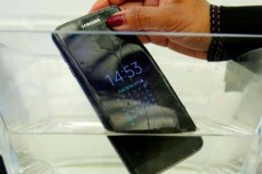 Phụ nữ Nhật Bản chính là nguyên nhân khiến hầu hết các điện thoại tại Nhật đều chống nước