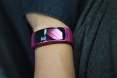 Samsung Gear Fit 2 giảm giá một nửa, còn 2 triệu đồng
